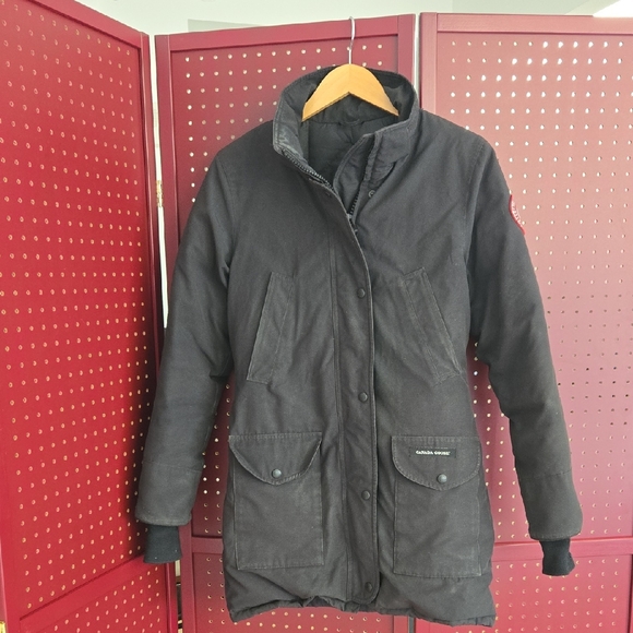 PRICED TO SELL trillium parka - Picture 2 of 11